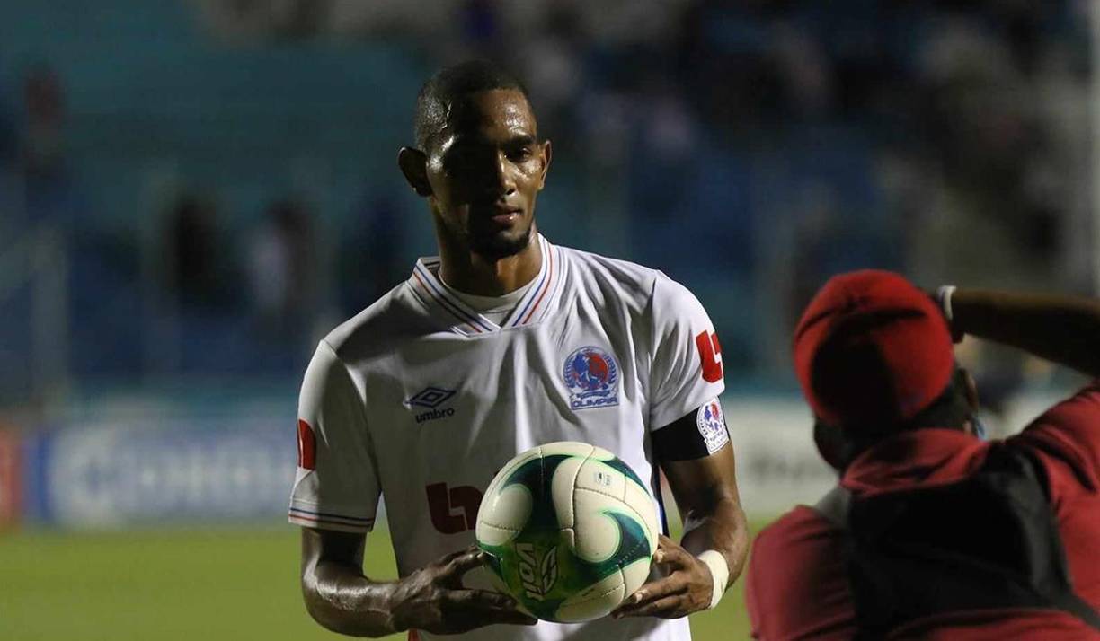 Jerry Bengtson se llevó el balón tras su hat-trick.