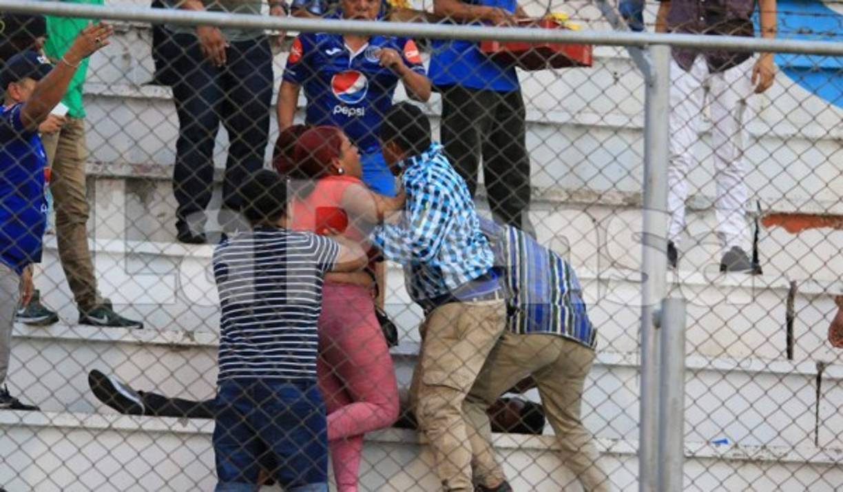 El joven quedó tirado en las graderías del estadio Nacional de Tegucigalpa.