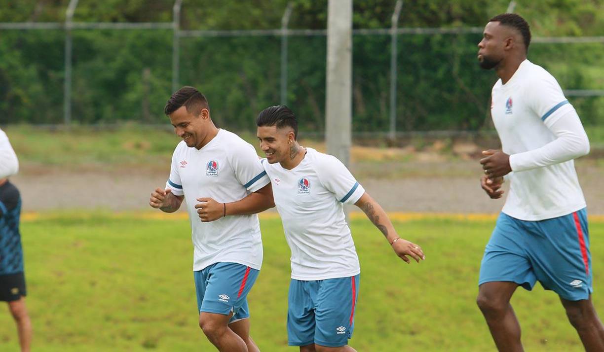 Michaell Chirinos bromeando con Germán Mejía.