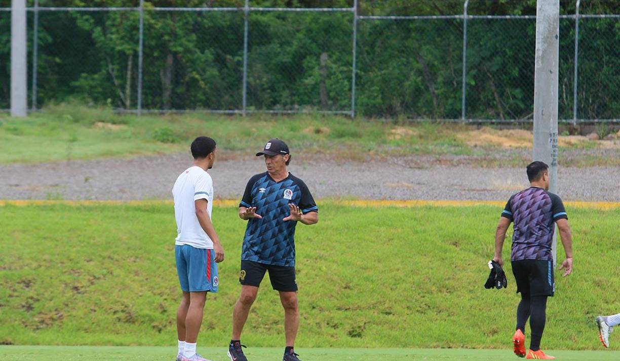 Pedro Troglio se tomó el tiempo para conversar personalmente con algunos futbolistas.