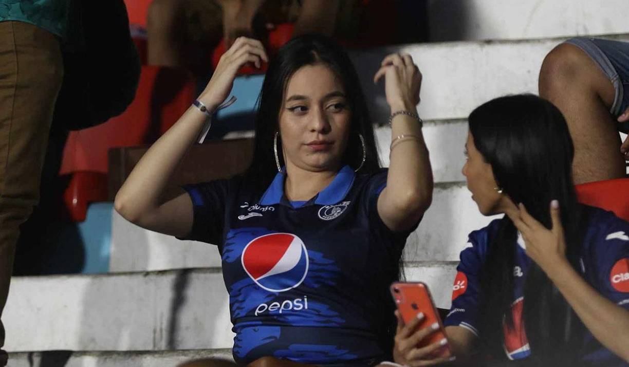 Las aficionadas del Motagua cautivaron con su belleza. 