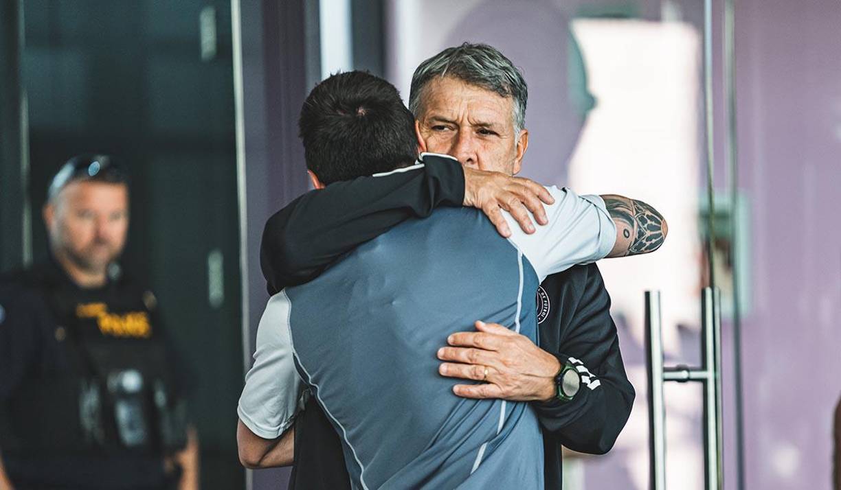 Messi fue recibido con un abrazo por parte del entrenador Tata Martino, estratega que también llegó hace unos días al Inter Miami. Hace unos años atrás lo dirigió en el FC Barcelona.