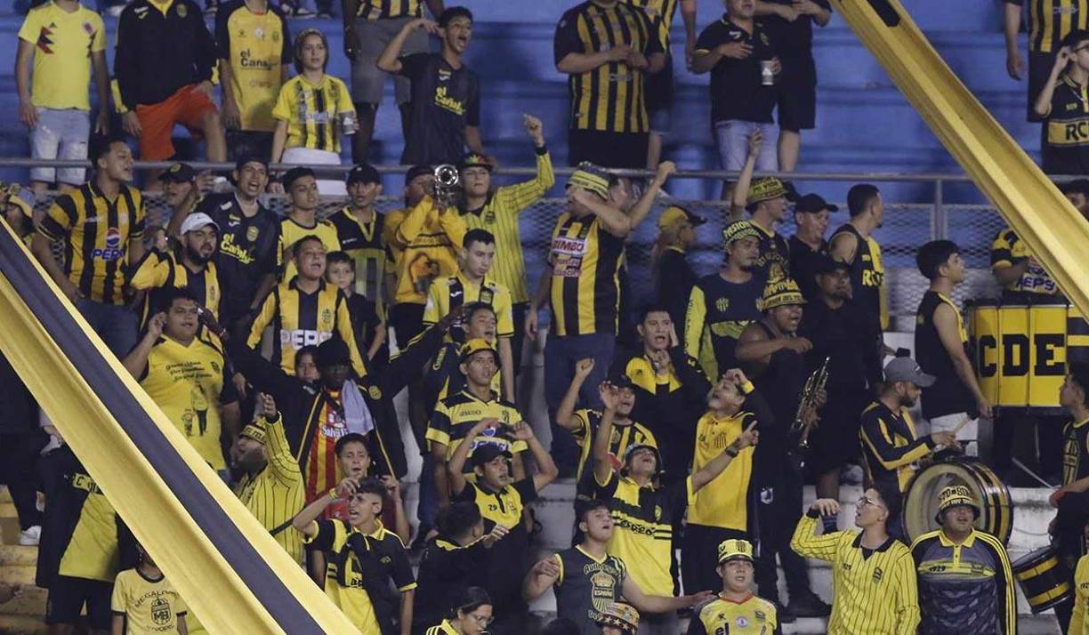 Luego a las 8pm en el estadio Olímpico de San Pedro Sula, Real España se enfrentó al Victoria y la máquina se llevó un triunfo de 3-2.