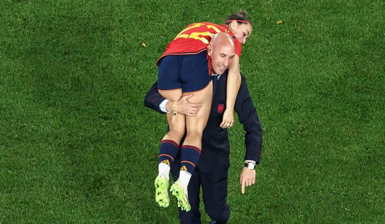 En las últimas horas se han viralizado otras polémicas fotos de Rubiales en donde se aprecia como el presidente de la Federación Española sujeta de forma comprometedora a jugadoras de España.