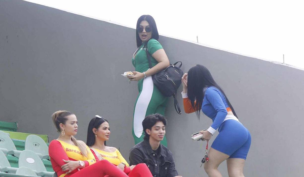 Momento en donde las edecanes se aprestaban a sentarse en el sector de silla.