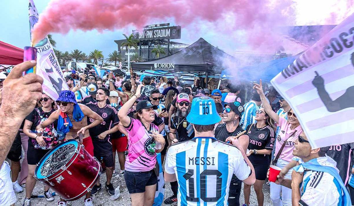 Las inmediaciones del estadio del Inter Miami eran este domingo una fiesta al son de tambores, cánticos y música por altavoces, protagonizada por emocionados seguidores del club de la MLS y en especial del astro argentino Lionel Messi.