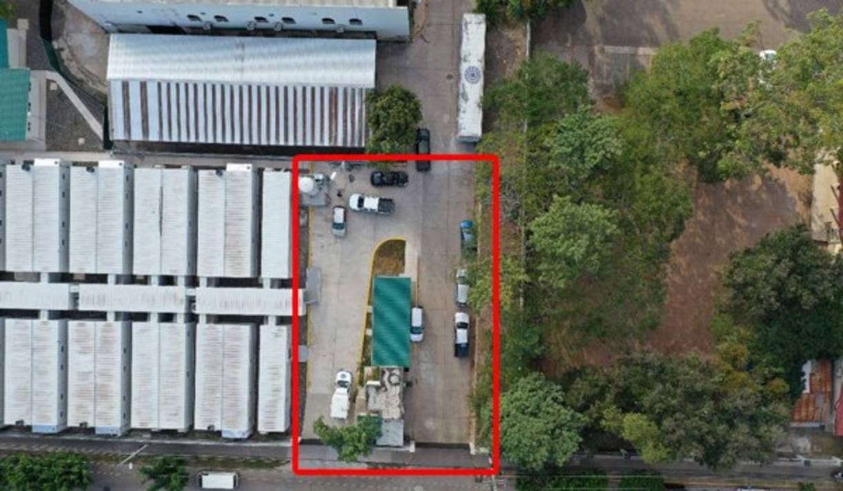 Insuficiente área de estacionamiento vehicular para personal y camión de basura.