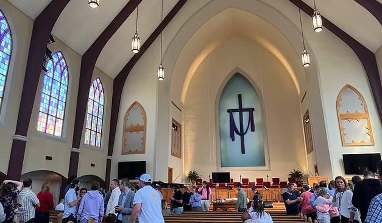 Las autoridades habilitaron la iglesia de la escuela como el punto de reunión entre los desesperados padres y sus hijos.