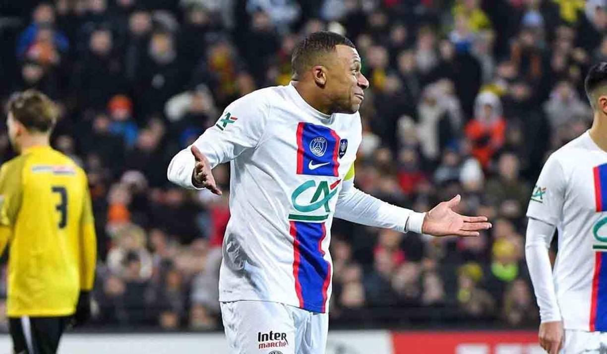 Mbappé está jugando con las cartas marcadas, puesto que su madre y representante, Fayza Lamari, se mantiene permanentemente en contacto con Florentino Pérez, según diversos medios. 