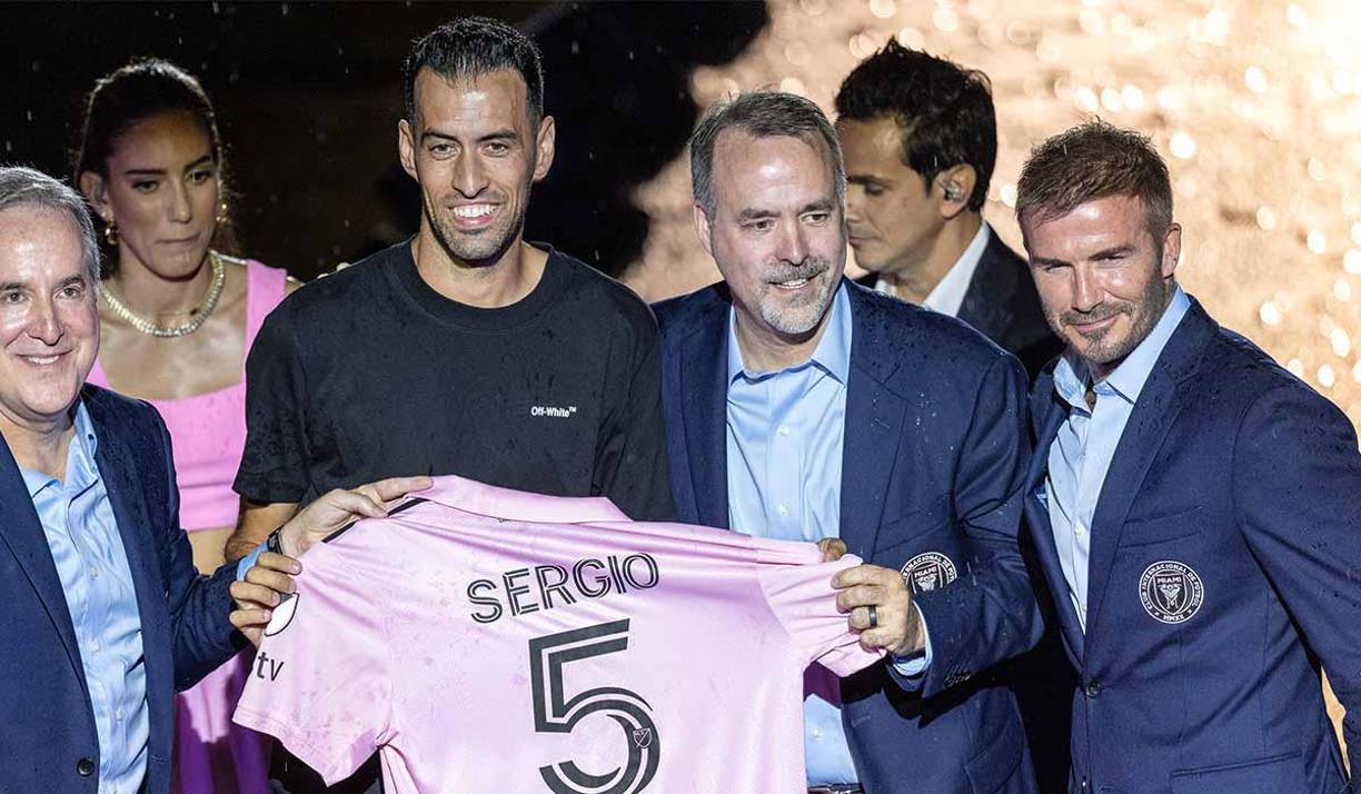 Una de las sorpresas en la presentación de Messi es que también fue presentado el volante español Sergio Busquets. En un principio no se esperaba que fuera presentado.