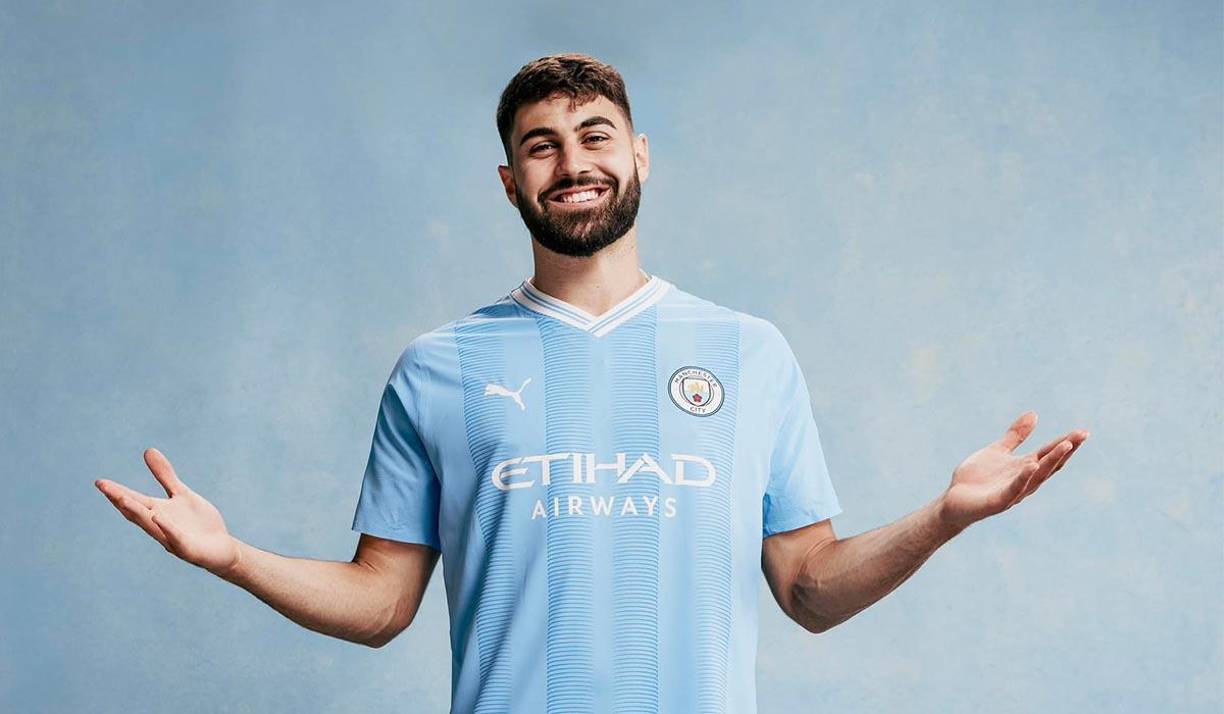 El defensa central croata Josko Gvardiol, de 21 años, se comprometió por cinco temporadas con el <b>Manchester</b> <b>City. El monto del traspaso no fue precisado por el Manchester</b> <b>City</b>, pero podría elevarse a 90 millones de euros (unos 99 millones de dólares), según la prensa británica. 