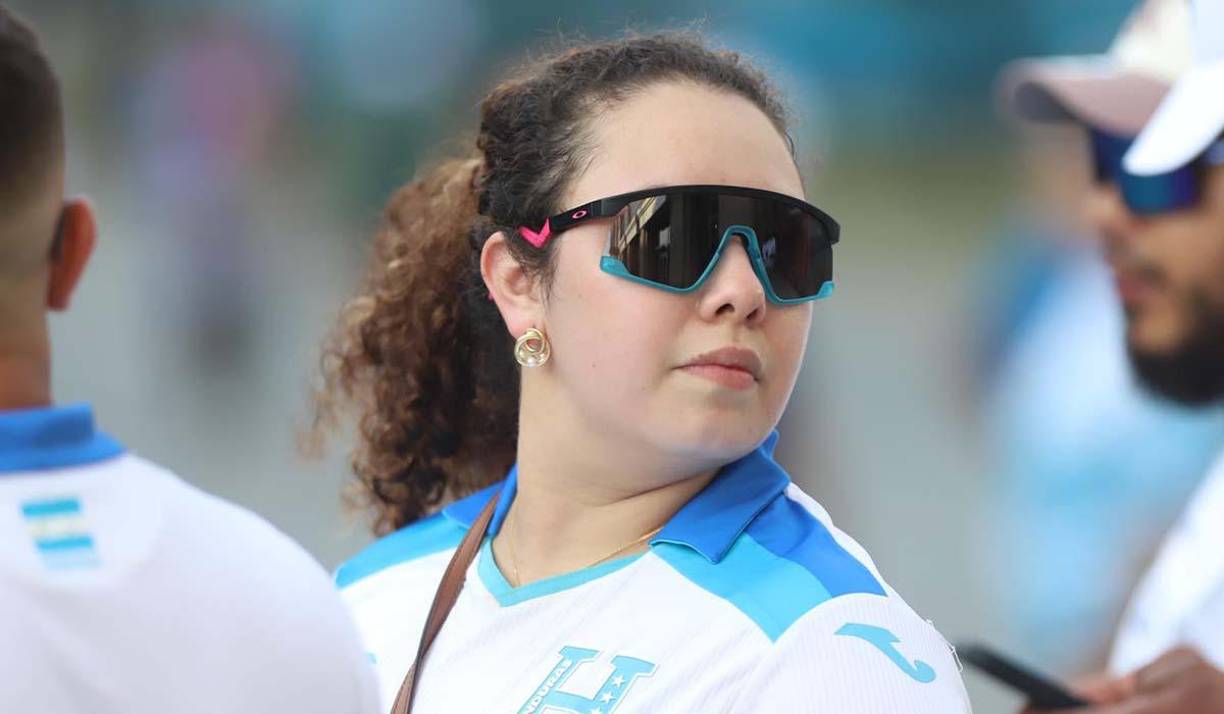 Las hondureñas llegaron desde muy temprano para apoyar a la selección de Honduras.