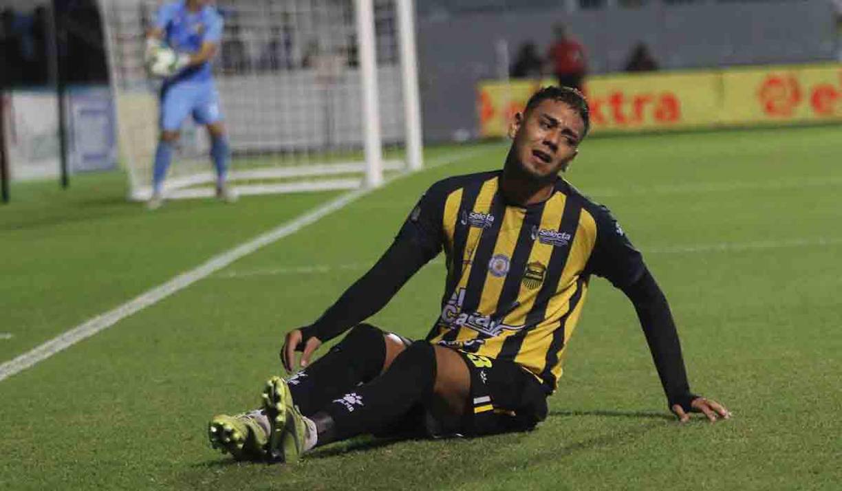 Mayron Flores lució frustrado por el resultado. 