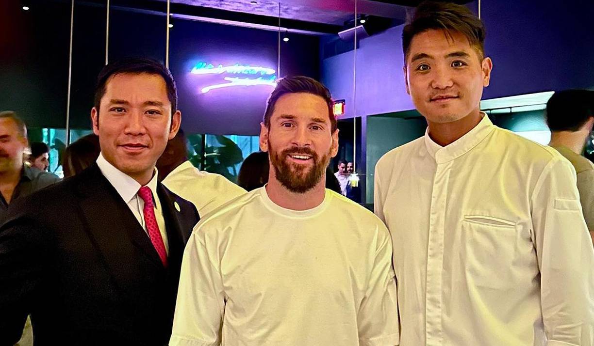 Lionel Messi con el dueño y el chef del restaurante Cote, en Miami.