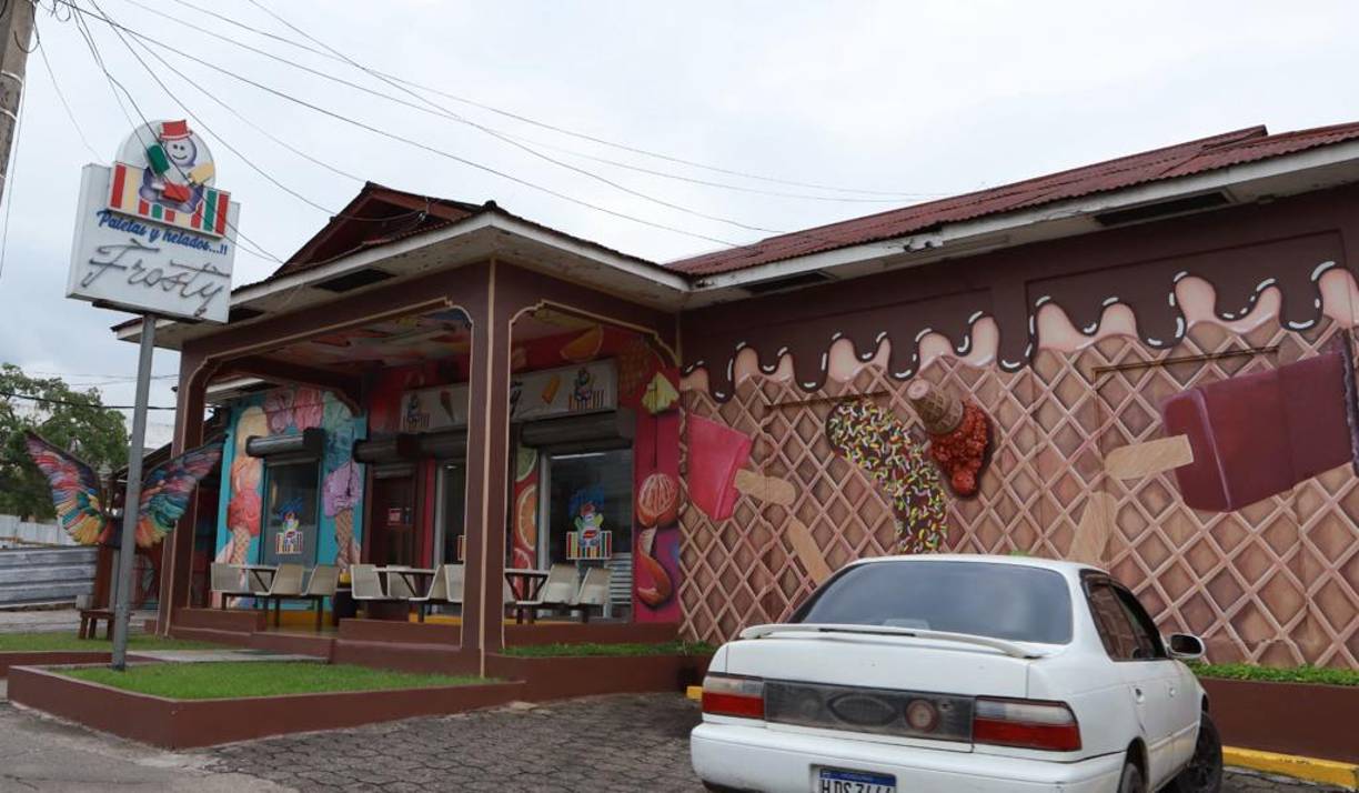 Reinventado, y con una fachada ahora moderna, los helados Frosty son sin duda uno de los negocios insignes de San Pedro Sula. Frosty fue fundado el 1 de agosto de 1988 en la 1 calle, 11 avenida suroeste. Comenzó con la idea de la señora Laura Reza de Abufele, mexicana por nacimiento y esposa del ingeniero Sammy Abufele Salomón. La idea surgió a raíz del calor y la humedad que impera en la ciudad como una opción para refrescar al ciudadano. Para 1992 llegaron a tener más de 40 clientes alrededor del país. En el año 2005 debido a la necesidad del mercado de bebidas naturales, empiezan a embotellar y distribuir bebidas frosty las cuales han tenido una excelente aceptación.