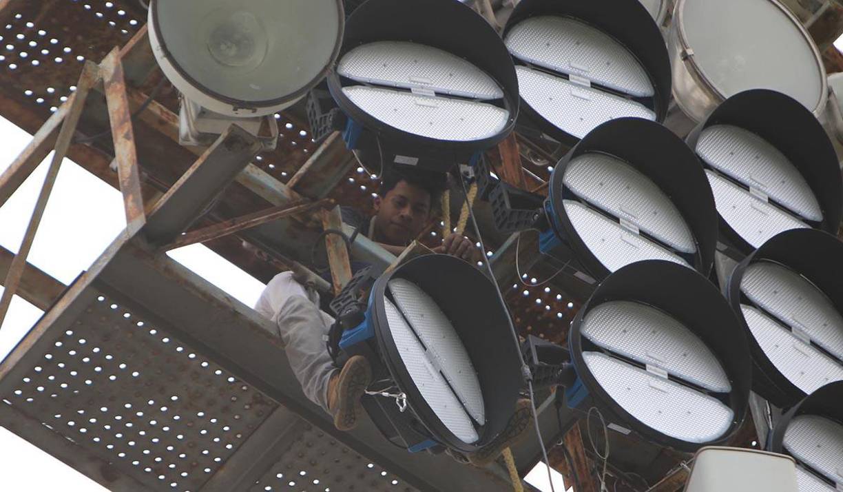 Un total de 24 lámparas son las que serán instaladas, las mismas serán distribuidas 12 en cada una de las torres de tendidos populares. La capacidad de cada una es de 5,000 KW y un ángulo de 45 grados.