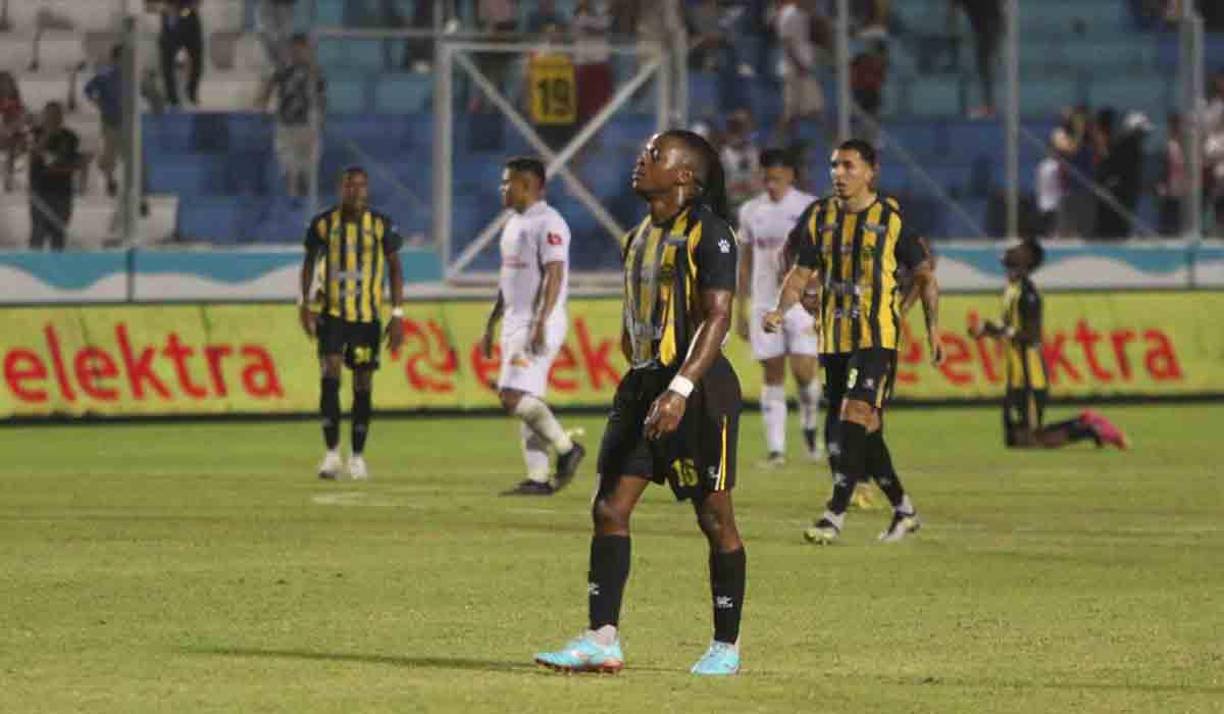 La plantilla del Real España salió cabizbaja luego de la paliza de 4-0 sufrida ante Olimpia.