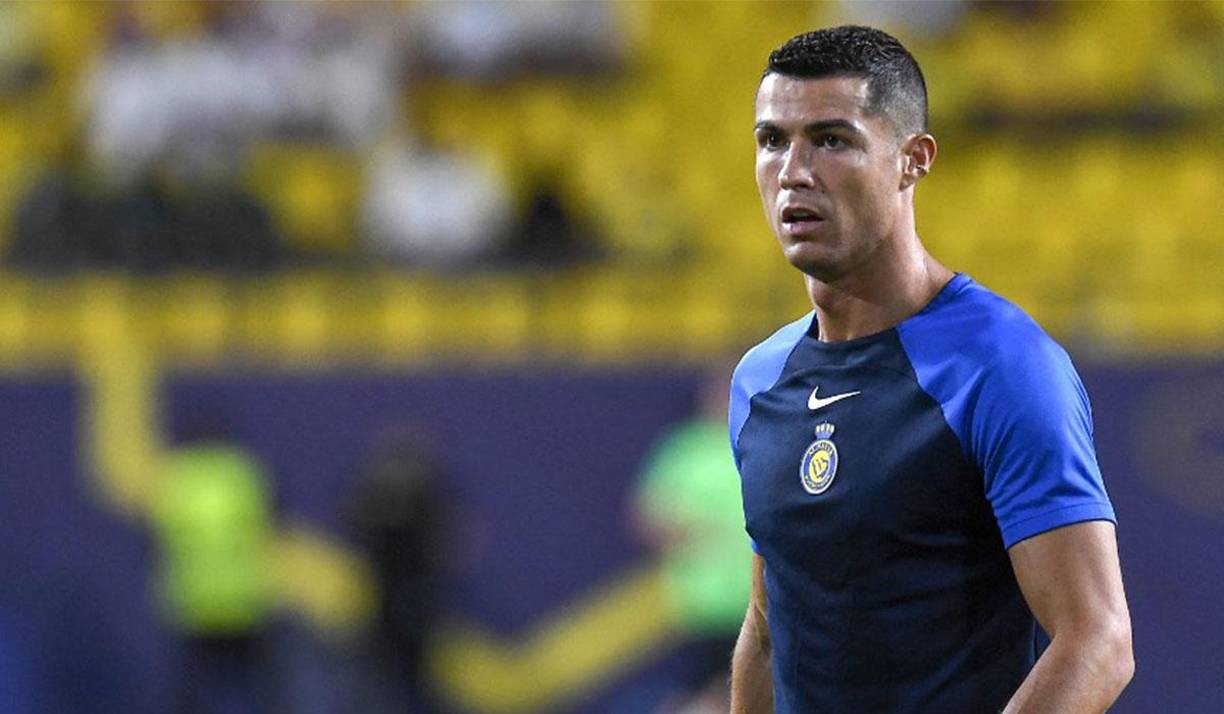 Cristiano salió furioso de la cancha y arremetió contra las decisiones arbitrales, pero también contra cualquiera que se parara en frente de su camino rumbo a los vestidores y el desafortunado terminó siendo un aficionado.