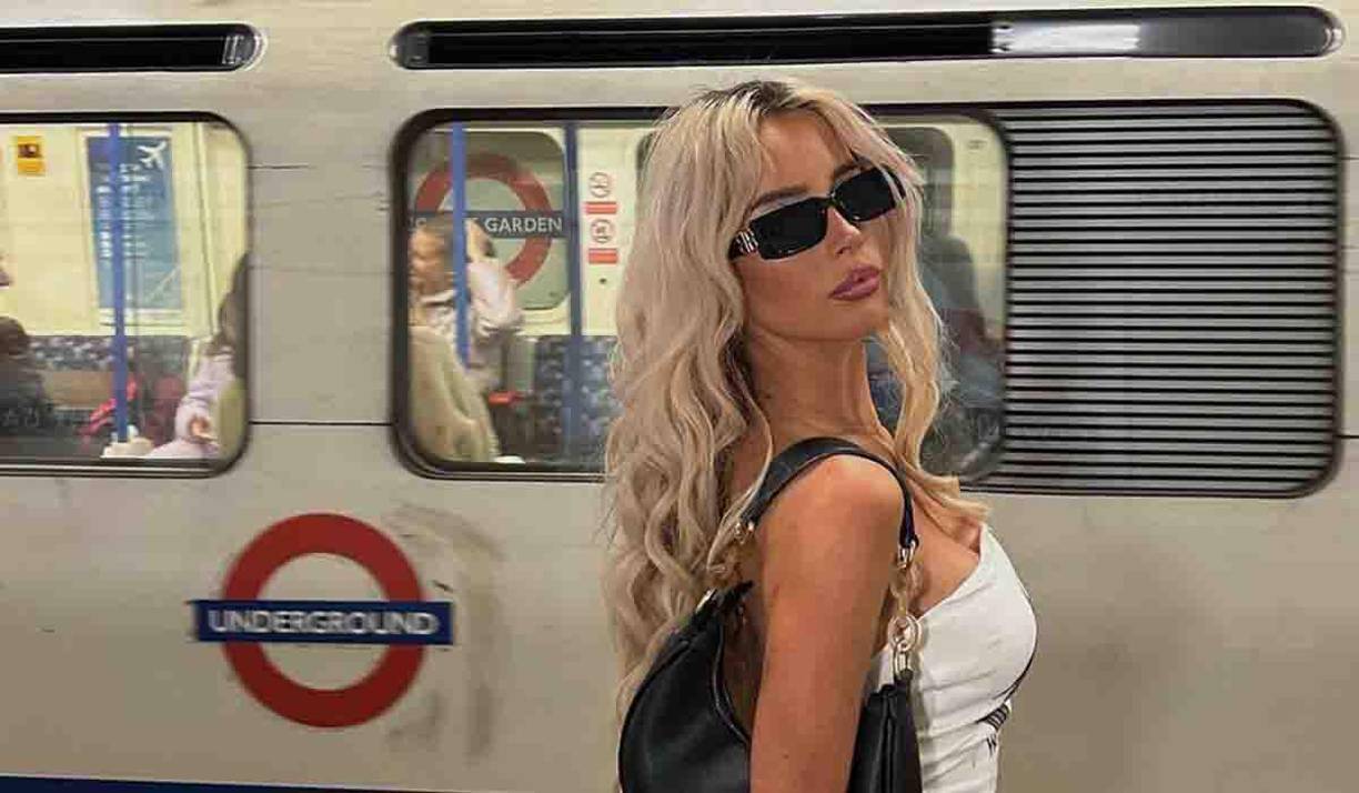 La joven lo sorprendió a Mount a la salida de un entrenamiento en las puertas del predio del Chelsea y ahí el futbolista la bloqueó de su teléfono