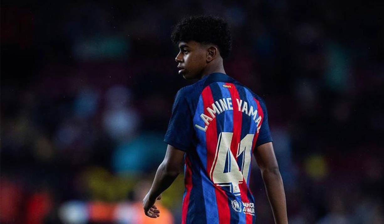 Según el diario Sport, el FC Barcelona pretende blindar al joven Lamine Yamal. El cuadro culé pretende renovarle por seis temporadas.