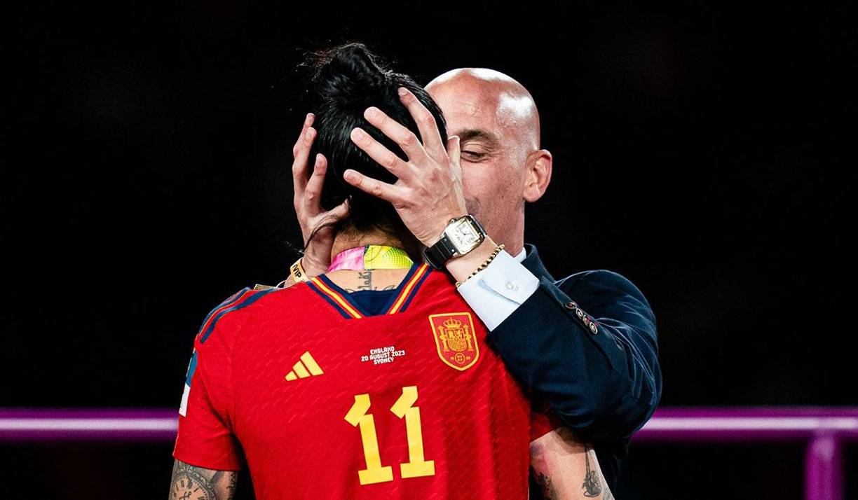 Surgen más detalles sobre el polémico beso de Luis Rubiales a la futbolista Jenni Hermoso de la Selección Femenina de España. Ahora revelan lo que supuestamente le dijo el presidente de la Federación Española a la jugadora.