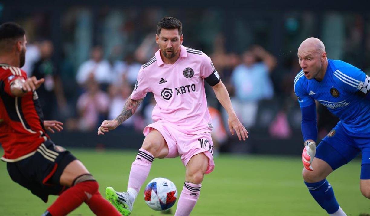 El primer gol de Leo fue a los 8 minutos el primer tiempo. Messi tiró un desmarque, Busquets levantó la cabeza y le puso una maravilla de pase en profundidad. El argentino tiró al palo con la izquierda y cazó el rechace con la derecha.