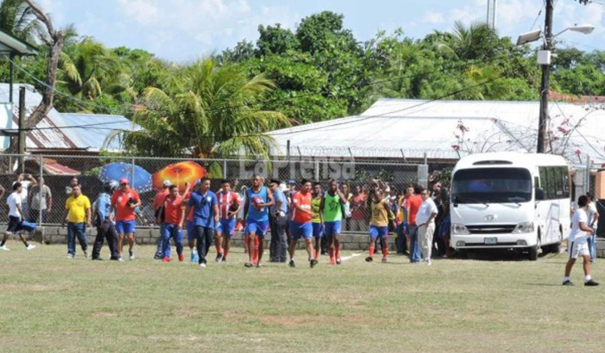 Roatán vivió una fiesta deportiva con la llegada del Olimpia para el duelo ante Galaxy por la Copa Presidente.
