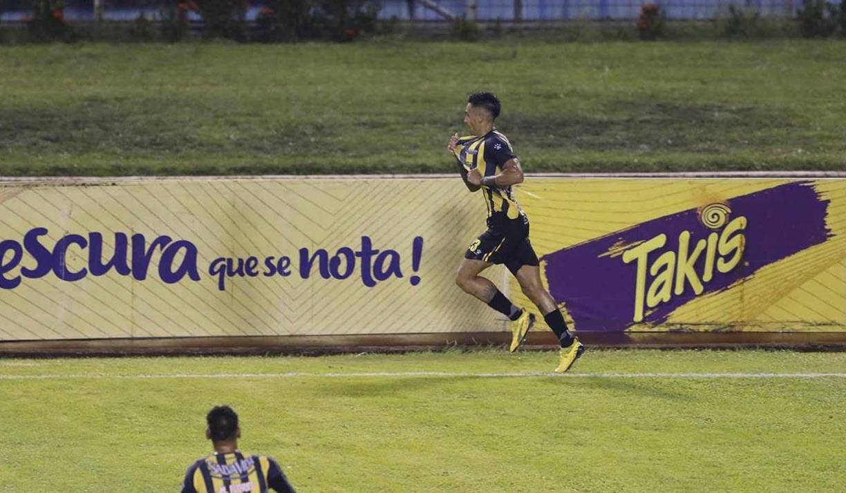 Juan Vieyra se gastó un gol olímpico a los 63 minutos. Fue el 3-2 definitivo del partido.