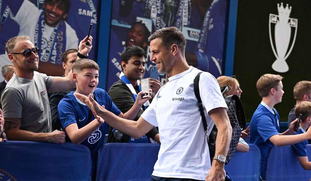 El Bayern Múnich estaría interesado en fichar al delantero español César Azpilicueta que milita en el Chelsea. Tiene un año de contrato con el cuadro inglés.