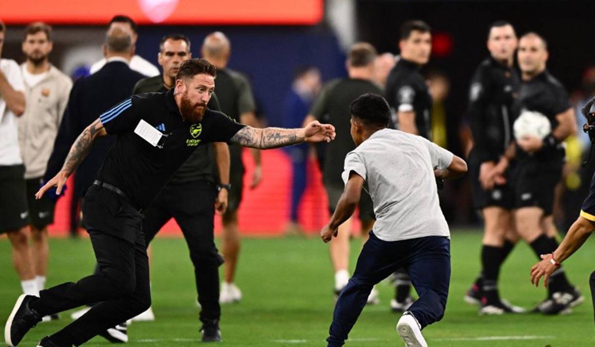 Este joven intentó acercarse donde los jugadores del Barcelona tras el final del partido.