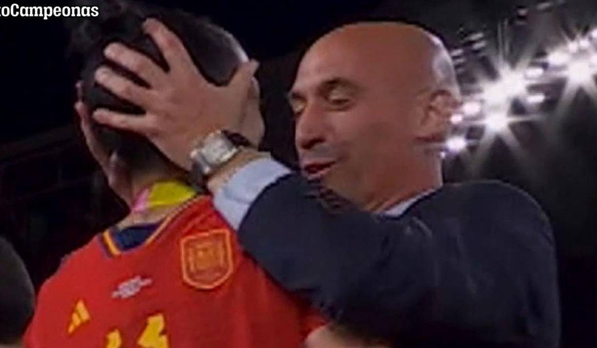 En dicha publicación, se indica que “a raíz de los acontecimientos sucedidos durante la final de la Copa Mundial Femenina de la FIFA, involucrando al presidente de la Real Federación Española de Fútbol, Luis Manuel Rubiales Béjar, nuestra afiliada, Jennifer Hermoso, quiere manifestar lo siguiente: “Mi sindicato FUTPRO, en coordinación con mi agencia TMJ se están encargando de defender mis intereses y ser los interlocutores sobre este asunto”.
