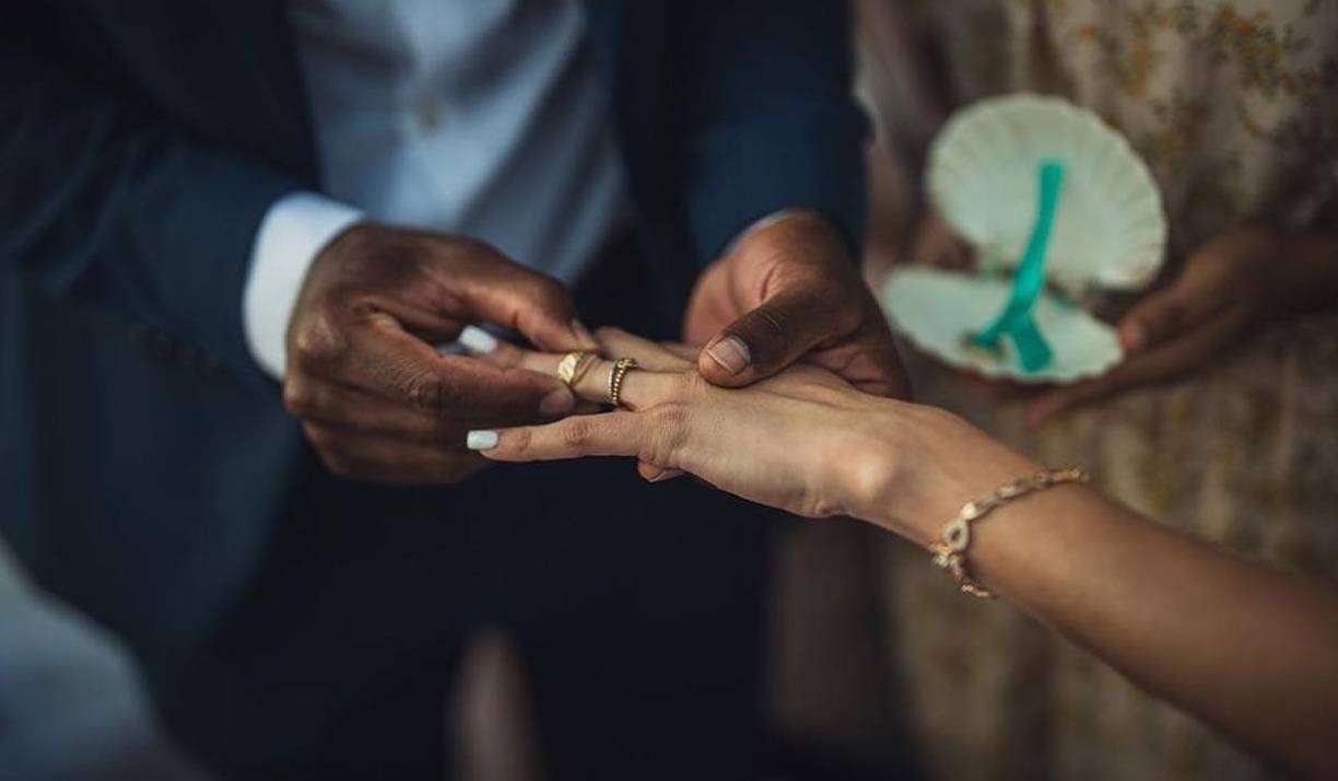 Momento en el que Clayvin le colocaba el anillo a su prometida Gabriela. 