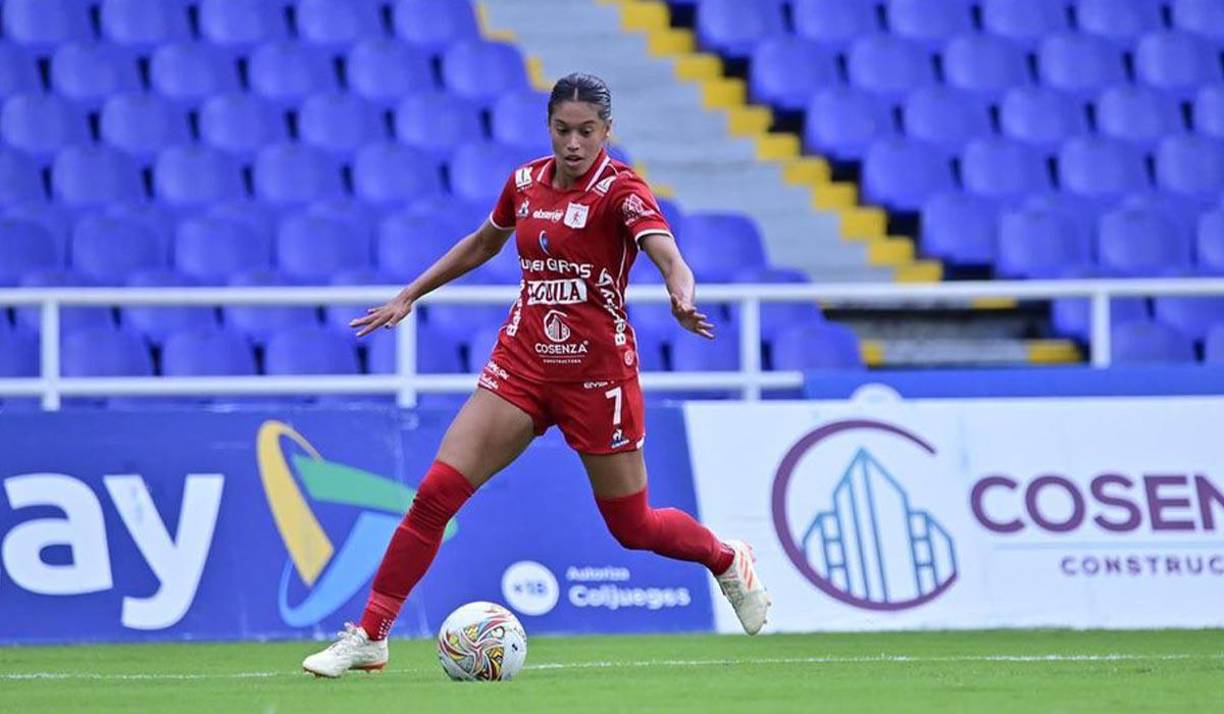 La chica cuenta con 25 años de edad y juega en el América de Cali Femenino de Colombia.