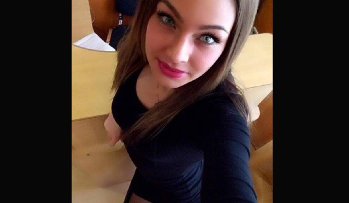 'La forma en que ella se ve, y se viste, puede afectar a los niños de una manera negativa', dijo una madre sobre Viktoria tras revisar sus redes sociales, según explicó un artículo de The Sun.