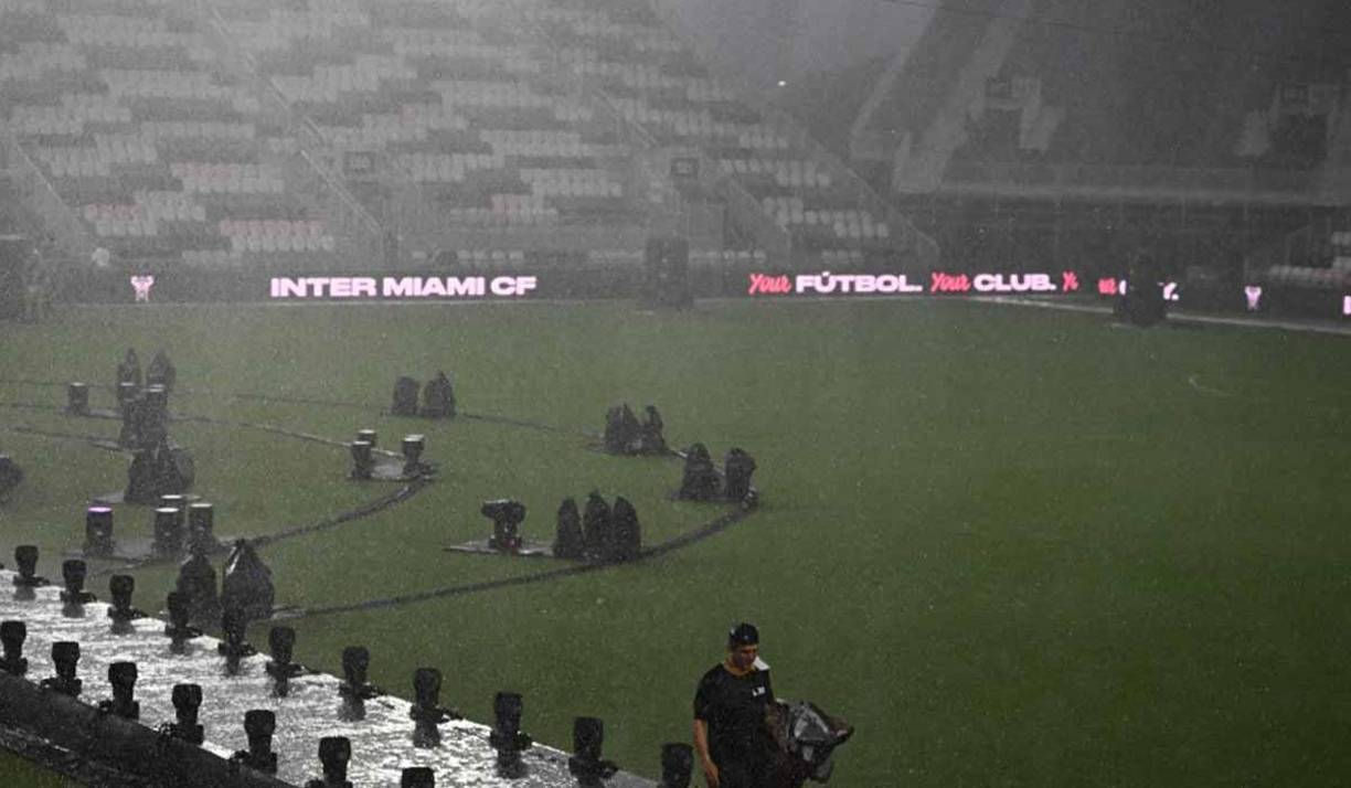 Para mala fortuna de los aficionados, una fuerte tormenta azotó a la ciudad de Miami previo a la presentación de Messi con el equipo.