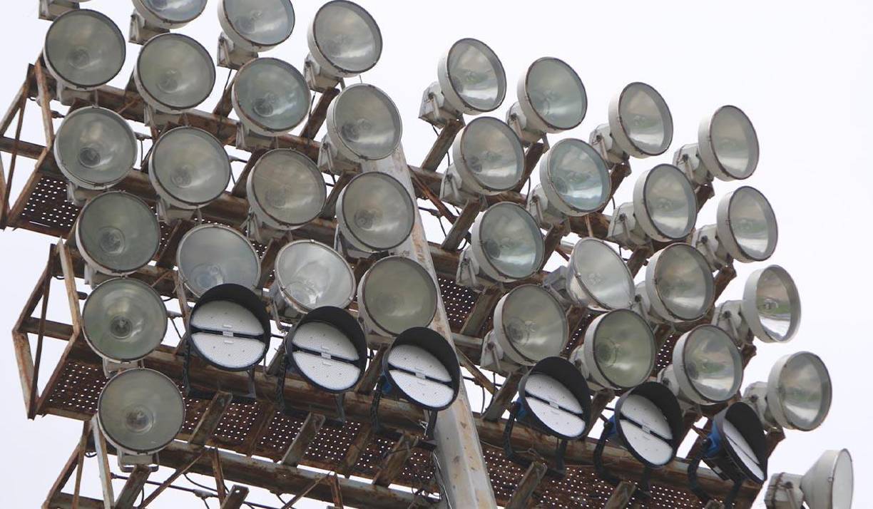 Los cambios de las mismas solamente se está dando en las torres del sector de sol, donde las mismas estaban obsoletas y no estaban cumpliendo con los lúmenes necesarios.