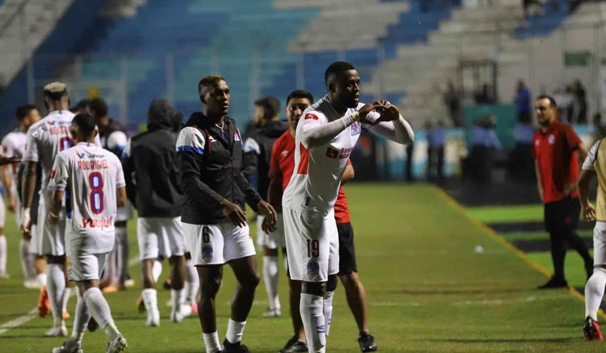 Yustin Arboleda dedicó el gol a su esposa Paula Vivas de Venezuela. 