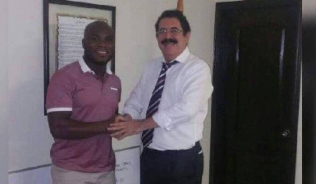 Samuel Caballero también intentó incursionar en política en su momento. En primera instancia lo hizo con el Partido Nacional apoyando la candidatura de Juan Orlando Hernández y sorprendentemente después lo intento con Libertad y Refundación (Libre).