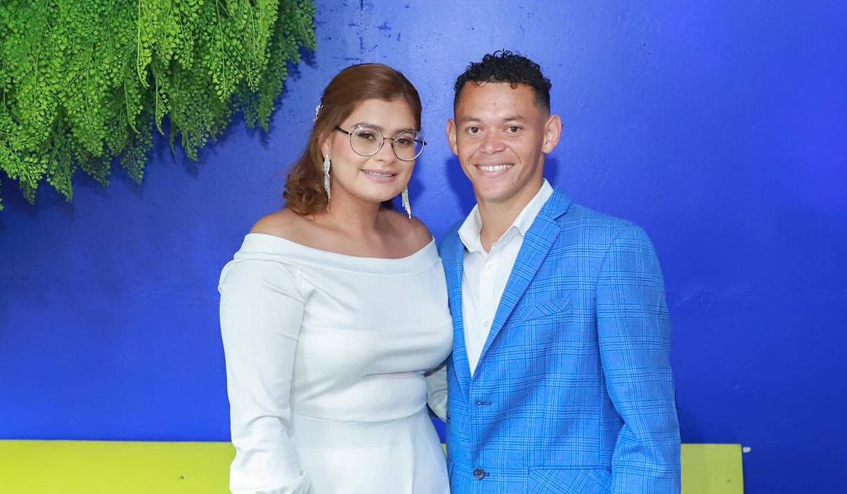 Jackeline y Damin Ramírez se mostraron felices tras el enlace matrimonial. 