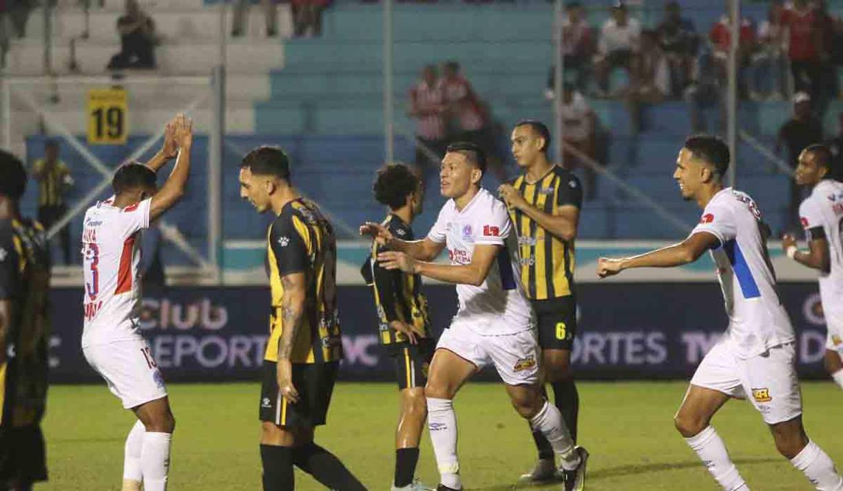 El zaguero Jonathan Paz fue titular y se encargó de anotar. 