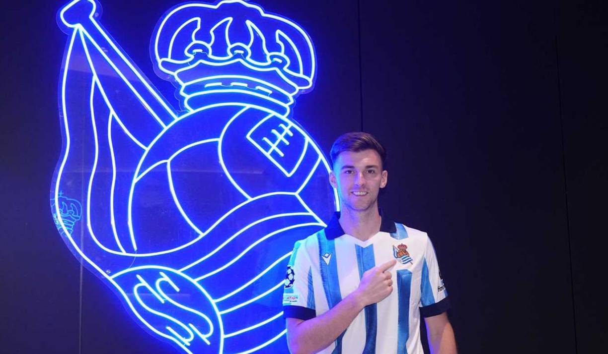 El lateral izquierdo escocés Kieran Tierney es nuevo jugador de la Real Sociedad de España, llega procedente del Arsenal de la Premier League. Se une cedido a préstamo por una temporada.