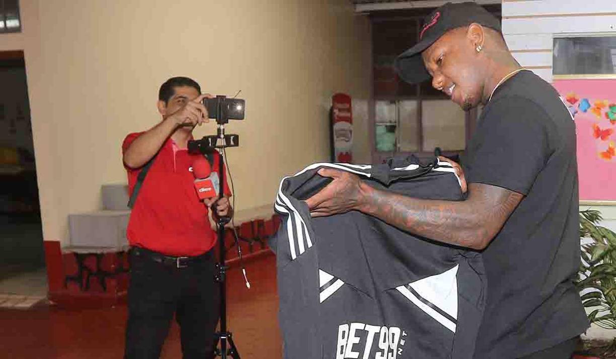 El atacante hondureño decidió donar algunos implementos deportivos que ha usado del CF Montréal.