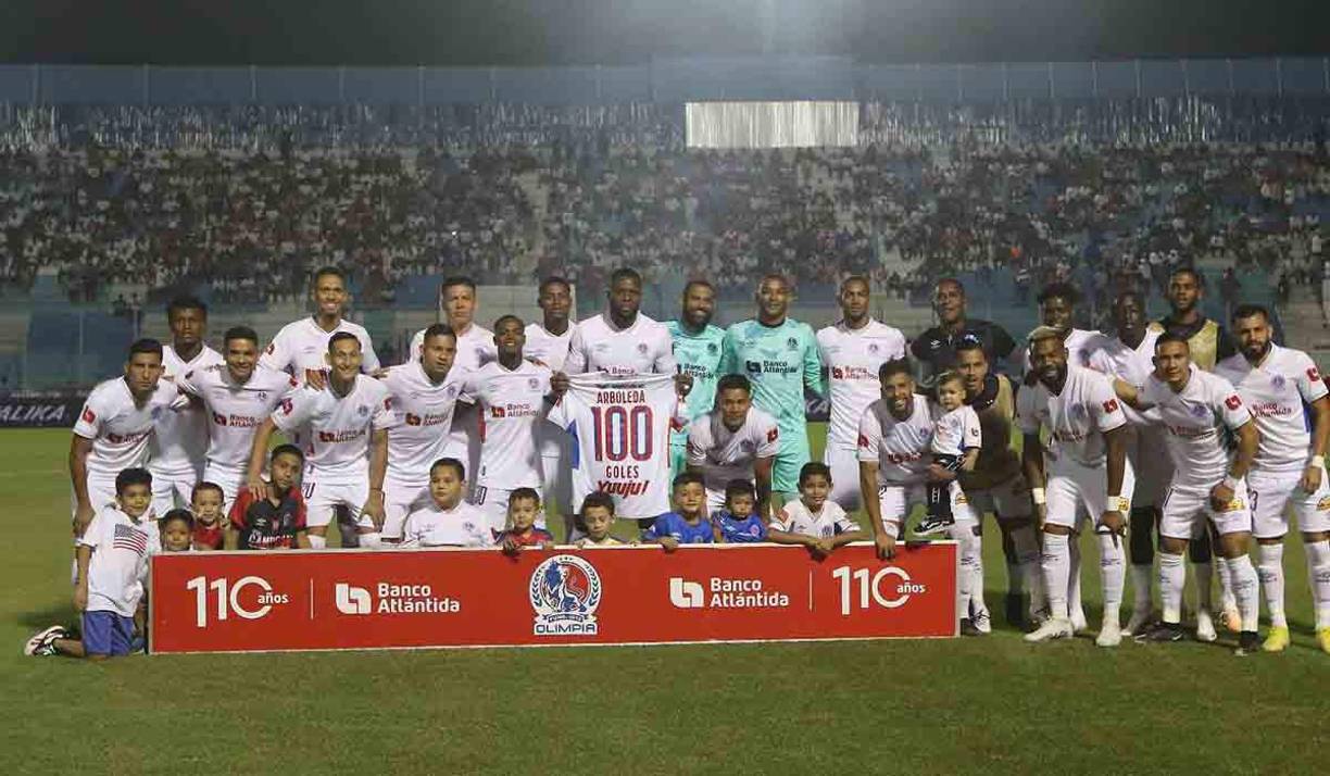 Yustin Arboleda fue homenajeado por el Olimpia ya que cumplió 100 partidos con la camiseta del club albo. El colombiano posó con todos sus compañeros antes del inicio del clásico.