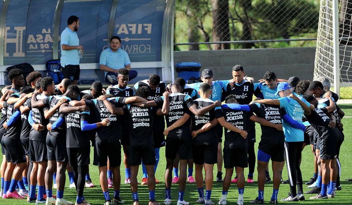 Previo al entrenamiento, Reinaldo Rueda y el resto del cuerpo técnico de la selección hondureña realizó una oración. 