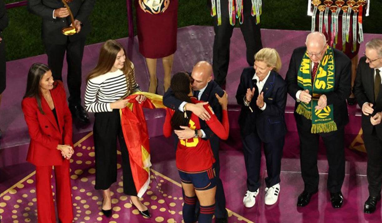 <b>Rubiales</b>, que en un principio llegó a insultar a quienes le criticaban, pidió perdón horas después en un video. “Hay un hecho que tengo que lamentar y es lo que ha ocurrido entre una jugadora y yo, con una magnífica relación entre ambos, al igual que con otras, y donde seguramente me he equivocado”, afirmó.