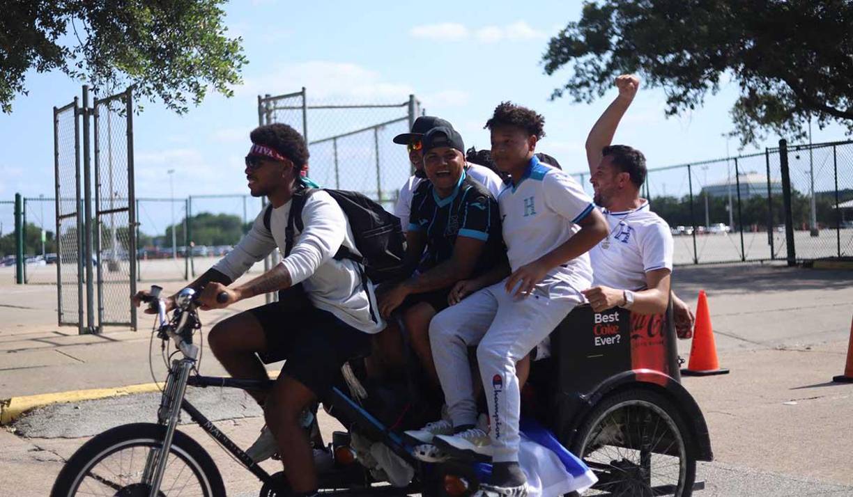 Besos, bellas chicas y exjugador: El ambiente del Honduras- México en EUA