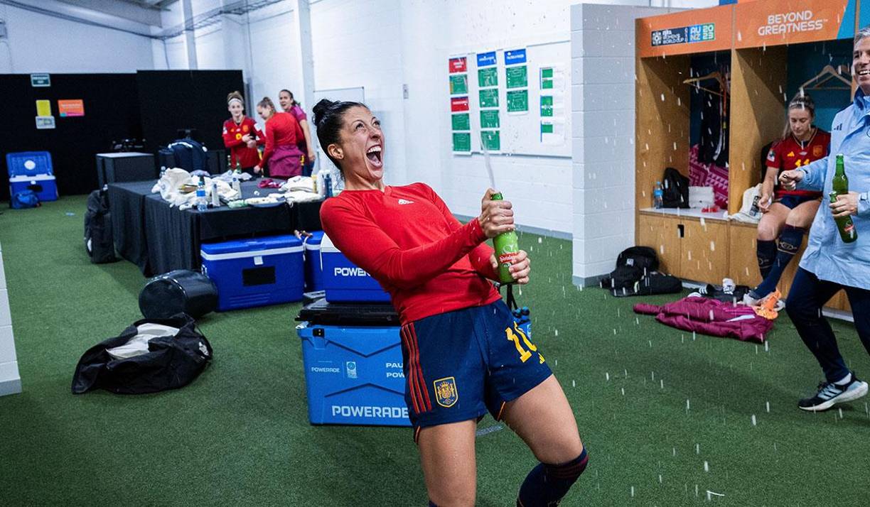 “Ha sido el momento, la efusión del momento, que no hay nada más allá, y que se va a quedar en una anécdota y ya está, que la gente si le quiere dar bombo se lo va a dar y quien no, pues no”, indicó la jugadora respecto al beso recibido por el presidente Rubiales.