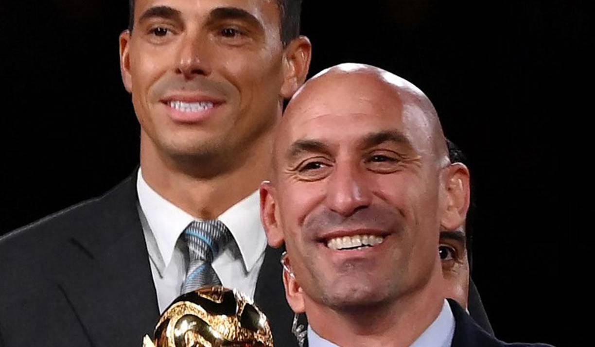 En el programa de ‘YAS Verano’ de España, han contado con un especialista en leer los labios y ha revelado lo que supuestamente Rubiales le dijo a Jenni Hermoso antes de besarla. 