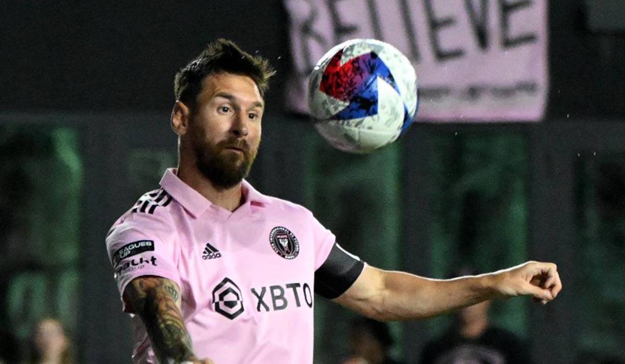 La Pulga no tardó en aparecer. En el minuto 6, Robert Taylor recibió la pelota por la izquierda, encaró al lateral contrario, aceleró hacia el centro y vio el desmarque de Messi en el área. El extremo dio un pase brillante, picadito por encima de la defensa, que el capitán argentino remató a la red.