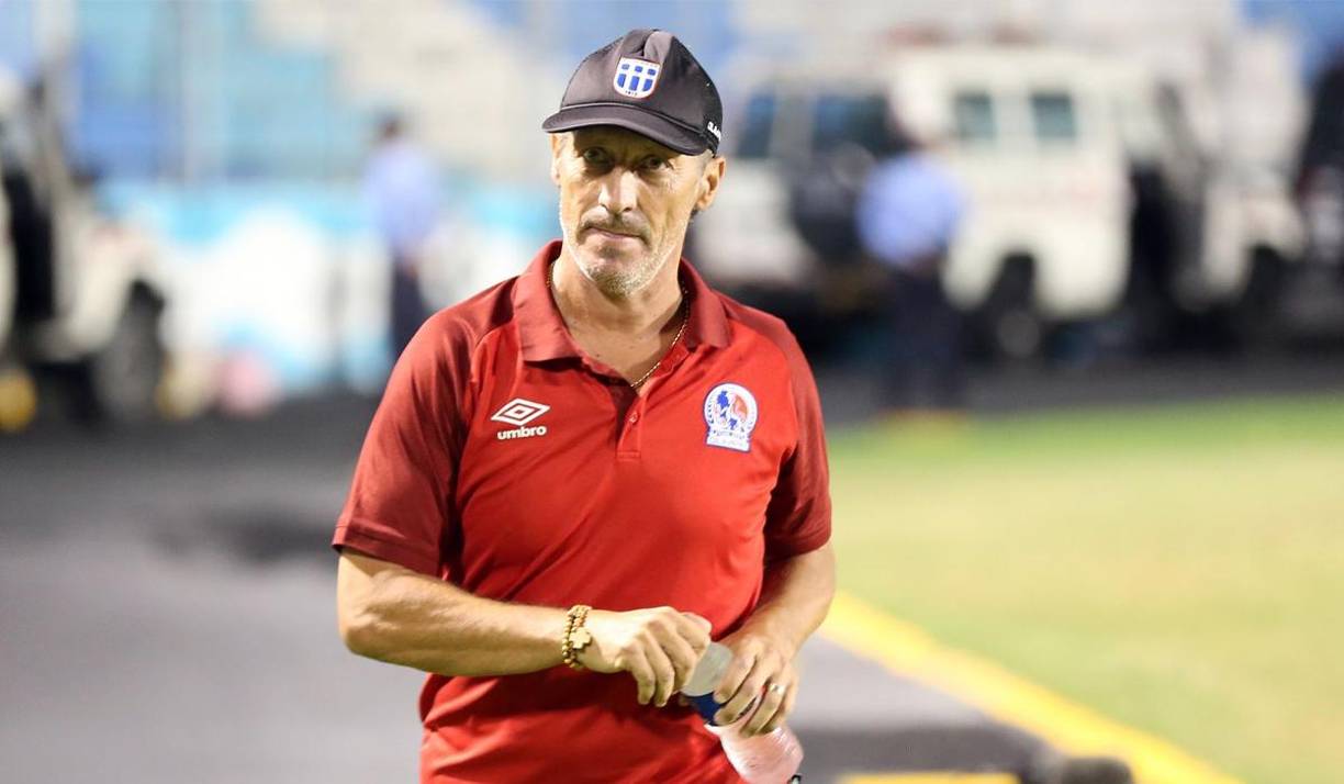Pedro Troglio y el Olimpia son señalados a nivel nacional e internacional por la eliminación en la fase de grupos de la Copa Centroamericana 2023.